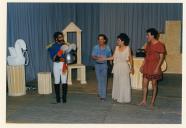 Cena da peça de teatro "O marido ausente".