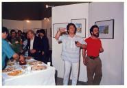 Convívio de atores em exposição de arte e beberete.