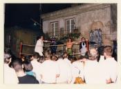Público e cena do espetáculo de rua "Hacemos la calle".