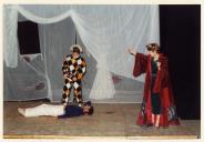 Cena da peça de teatro "O Triunfo de Arlequim".