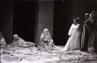 Cena da peça de teatro "Antígona".