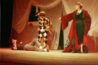 Cena da peça de teatro "Triunfo de Arlequim".
