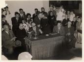 Homenagem a Monsenhor António Gonçalves Pedro: homenageado abraçado por outro individuo.