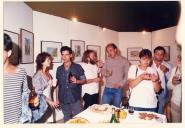 Convívio de atores em exposição de arte e beberete.