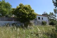 Muro e edifício anexo da Quinta de Santa Teresa, Charneca de Caparica.