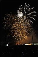Fogo de artifício e público nas comemorações do 25 de abril nas praças São João Batista e da Liberdade.