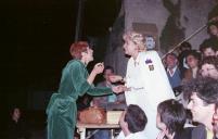 Cena da peça de teatro "Triunfo de Arlequim".