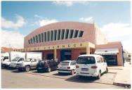 Fachada principal do edifício do Mercado da Charneca de Caparica.