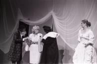 Cena da peça de teatro "Triunfo de Arlequim".