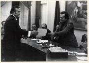O presidente da Câmara Municipal de Almada, José Martins Vieira, entrega prémio do concurso de poesia a concorrente.