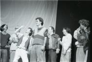 Público e atores no palco da peça de teatro "Triunfo de Arlequim".