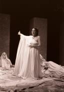 Cena da peça de teatro "Antígona".