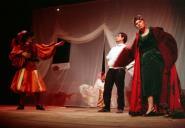 Cena da peça de teatro "Triunfo de Arlequim".