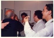 Convívio de atores em exposição de arte e beberete.
