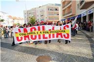 Desfile das coletividades do concelho nas celebrações do 25 de abril.