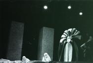 Cena da peça de teatro "Antígona".