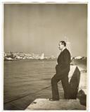 Retrato de Pedro Teotónio Pereira em adulto junto ao Cais do Ginjal em Cacilhas.