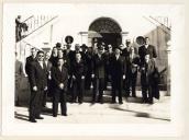 Retrato de grupo de homens junto aos Paços do Concelho de Almada.