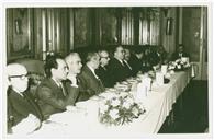 Mesa de honra no banquete de homenagem a Luís Teotónio Pereira prestada pelos funcionários da Companhia de Seguros Fidelidade.