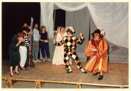 Cena da peça de teatro "O Triunfo de Arlequim".