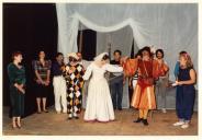 Cena da peça de teatro "O Triunfo de Arlequim".