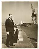 Retrato de Pedro Teotónio Pereira em adulto junto ao Cais do Ginjal em Cacilhas.