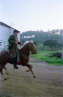Homem a cavalo no bairro em Vale Flores de Cima, Feijó.