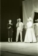 Carlo Boso e atrizes no palco da peça de teatro "Triunfo de Arlequim".