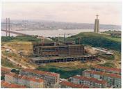 Vista aérea das obras de construção do Hospital Garcia de Orta, Pragal.