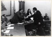 O presidente da Câmara Municipal de Almada, José Martins Vieira, entrega prémio do concurso de poesia a concorrente.