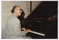 Michael Nyman ao piano na conferência de imprensa de apresentação do 14.º Festival de Música dos Capuchos. 