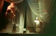 Cena da peça de teatro "Triunfo de Arlequim".