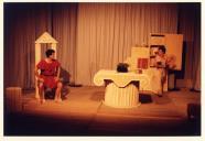 Cena da peça de teatro "O marido ausente".