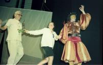Cena da peça de teatro "Triunfo de Arlequim".