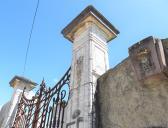 Portão de entrada e brasão da Quinta de Monserrate, Charneca de Caparica.