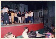 Grupo de mulheres em espetáculo no pátio Prior do Crato.