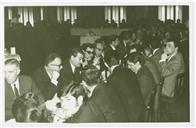 Grupo à mesa no banquete de homenagem a Luís Teotónio Pereira prestada pelos funcionários da Companhia de Seguros Fidelidade.