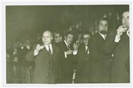 Convívio no banquete de homenagem a Luís Teotónio Pereira prestada pelos funcionários da Companhia de Seguros Fidelidade.