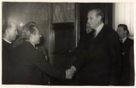 António Correia cumprimenta Pedro Teotónio Pereira.