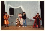 Cena da peça de teatro "O Triunfo de Arlequim".