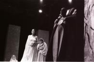 Cena da peça de teatro "Antígona".
