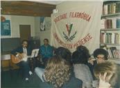 Fotografia de atividade cultural, na antiga biblioteca da Sociedade.