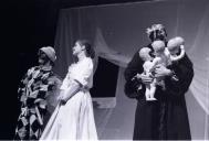 Cena da peça de teatro "Triunfo de Arlequim".