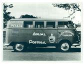 Camioneta com publicidade ao vinho "Ginjal".