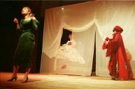 Cena da peça de teatro "Triunfo de Arlequim".
