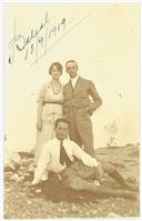 Retrato de Alberto Teotónio Pereira com a sua esposa Júlia Teixeira França e um amigo no Baleal, Peniche. 