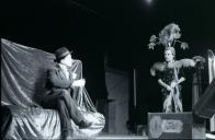 Cena da peça de teatro "Deus os fez, Deus os juntou".