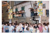 População a assistir ao desfile noturno das Marchas Populares de S. João.