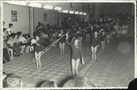 Fotografias de apresentação de classes de ginástica, no salão de festas da Incrível Almadense.