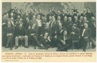 Grupo de jornalistas, homens de letras e atores que assistiram ao almoço oferecido pela empresa proprietária e exploradora do Teatro de D. Amélia, ao seu consócio Diretor gerente de Visconde S. Luís Braga no Jardim do mesmo teatro em 31 de Março de 1902.